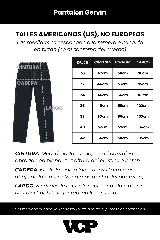 Pantalon de corte regular confeccionado en gabardina resistente, con diseño de cinco bolsillos y cierre frontal con botón y cremallera.