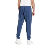 Pantalón de jogging New Balance, color azul marino, con cintura elástica ajustable mediante cordón, puños elásticos en los tobillos y logo de la marca bordado en la pierna izquierda.