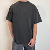Remeron de corte oversize confeccionado en tela rústica pesada, con cuello redondo y costuras expuestas en los bordes.
