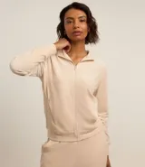 Campera deportiva de microfibra color beige con cuello alto y cierre frontal de cremallera.