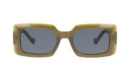 Lentes de sol con armazón rectangular de acetato en color verde oliva y cristales oscuros.