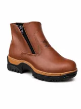 Bota de caña corta color marrón, confeccionada en cuero con terminación artesanal, cierre lateral, suela chunky de goma y detalle grabado en el lateral.