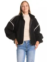Campera negra de símil corderito, marca Elan. Tiene cuello alto, cierre frontal con solapa y botones, bolsillos inclinados en la parte delantera y ruedo y puños elastizados. Forro interno a tono.