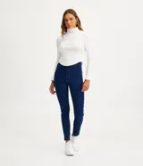 Pantalón de jean azul oscuro, corte skinny, tiro alto, con trabillas en la cintura, cierre con botón y cremallera, y dos bolsillos traseros.