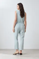Pantalón capri color durazno de lino con efecto desflecado en el ruedo.