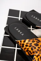 Sandalias chatas con estampado animal print.