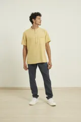 Camisa de manga corta con cuello mao y cierre frontal parcial con botones de coco. Confeccionada en una mezcla de lino y algodón.