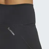 Short deportivo Adidas tipo calza corta, color negro, con cintura alta y cordón ajustable. Cuenta con bolsillos laterales en los muslos y logo reflectante en la pierna.