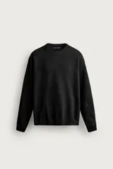 Jersey de corte regular fit confeccionado en hilatura con viscosa de tacto suave, en color negro. Presenta cuello redondo, manga larga y acabados en rib.