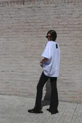 Remera gris de manga corta, corte oversize y cuello redondo.