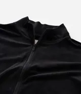 Campera deportiva de Ashua confeccionada en plush negro, con cuello alto, cierre frontal por cremallera y bolsillos laterales.