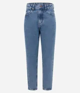 Pantalón mom jeans de tiro alto y corte holgado en color azul, con cierre frontal de cremallera y botón, trabillas para cinturón y bolsillos delanteros y traseros.