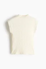 Top blanco de punto texturizado, con manga japonesa, cuello alto y abertura con botón en la nuca.