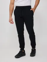 Pantalón deportivo tipo jogging color negro, con cintura elástica ajustable con cordón y logo de la marca en la pierna. Confeccionado en 60% algodón y 40% poliéster.