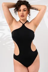 Trikini negro liso con escote halter y aberturas laterales.