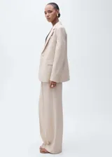 Pantalon de vestir de corte recto y tiro medio, con cierre frontal de cremallera y botón, trabillas para cinturón y detalle de pinzas.