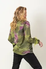 Camisa italiana de satén con estampado abstracto en tonos negro, beige y celeste. Tiene cuello clásico, cierre frontal con botones y mangas largas con puños adornados con plumas negras.