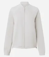 Campera deportiva de cuello alto con cierre frontal, mangas largas con puños elásticos y diseño de corte raglán. Presenta un estilo minimalista y funcional con cintura ajustable.