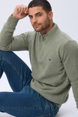 Buzo tejido de lana con cuello alto y medio cierre metálico frontal. Presenta puños y ruedo acanalados, con logo bordado en el pecho.