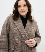 Saco tipo sobretodo de corte recto y largo midi, confeccionado en polivelour con estampado de cuadros. Presenta cuello solapa, cierre frontal de doble botonadura y bolsillos laterales con solapa.