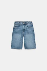 Shorts de jean de tiro medio con diseño de cinco bolsillos, cierre frontal con cremallera y botón, y bajo con acabado deshilachado.