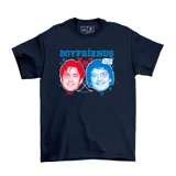 Remera de algodón color azul marino con estampado gráfico frontal que incluye los rostros de dos personas, corazones, copos de nieve y texto alusivo al hockey.