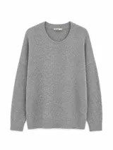 Buzo de tejido de punto con textura, color gris, de cuello redondo y mangas largas con hombros caídos.