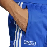 Pantalón de jogging azul con tres rayas blancas a los costados y logo de Adidas bordado en blanco.