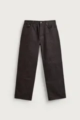 Jeans flare fit de hombre en denim de algodón color negro, con diseño ajustado en la parte superior y apertura ligera en campana desde la rodilla. Cuenta con tiro medio, cinco bolsillos y cierre frontal con botones.