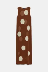 Vestido largo de punto marrón con cuello redondo y sin mangas, con estampado de lunares grandes en color crema.