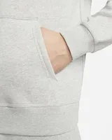 Hoodie Nike Sportswear Club Fleece gris melange, con capucha ajustable con cordones y bolsillo tipo canguro. Cuenta con el logotipo de la marca bordado en el pecho.