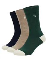 Pack de tres pares de medias de caña media, confeccionadas en tejido de algodón acanalado. Cada par presenta un color sólido distinto: verde oscuro, beige y azul marino, todos con puntera y talón en color crema y un pequeño logo bordado en el lateral.