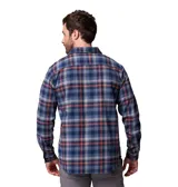 Camisa de franela de manga larga, con estampado a cuadros en tonos azul marino, naranja y blanco, cierre frontal de botones y un bolsillo en el pecho con botón.