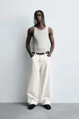 Jeans de denim de algodón color negro, con corte balloon fit relajado desde la cadera y ligeramente estrechado en el bajo. Tiro medio, cinco bolsillos y cierre frontal con cremallera y botón.