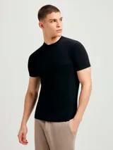 Camiseta de corte slim, color negro, con cuello redondo y mangas cortas.