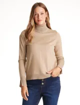 Polera de tejido fino con cuello alto, manga larga y detalle de tajo en los puños.