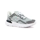 Championes de running Diadora modelo Mythos Blushield Volo 3 Glam, color gris con detalles en blanco y negro. Presentan una estructura de malla transpirable con refuerzos sintéticos, cordones blancos y suela con tecnología de amortiguación.