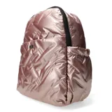 Mochila urbana Miss Carol modelo Tacna, color negro, con diseño capitoneado y acabado brillante. Cuenta con un bolsillo frontal y placa metálica con logo de la marca.