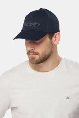 Gorro con visera de lona en color azul marino, con diseño de seis paneles y bordado frontal con la palabra Legacy. Cuenta con cierre ajustable en la parte posterior.