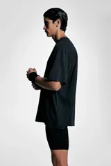 Remera deportiva negra de corte holgado con cuello redondo y mangas cortas. Tejido funcional DryMove™ con efecto lavado.