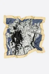 Pañuelo cuadrado de poliéster reciclado con un diseño estampado que simula una ilustración urbana en tonos azul, blanco y negro, con un marco en tono beige.