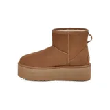 Botas cortas UGG Classic Mini con plataforma, color marrón. Confeccionadas en gamuza y forro de lana UGGplush™. Suela exterior SugarSole™ hecha de espuma de caña de azúcar.