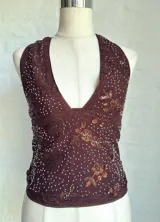 Top marrón con lentejuelas plateadas, escote halter y espalda descubierta.