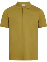 Chomba color verde oliva de corte slim, confeccionada en algodón orgánico. Tiene cuello clásico con solapa de dos botones, mangas cortas con puños de punto, aberturas laterales y logo de Calvin Klein bordado en el pecho.