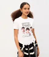 Remera de algodón de manga corta y cuello redondo, con estampa frontal inspirada en Camp Rock y corte ajustado.