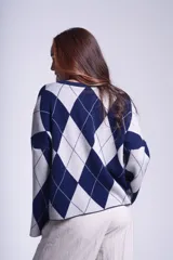 Sweater con diseño de rombos azul marino y gris claro, de tejido de punto, mangas largas y corte holgado.