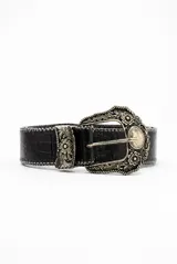 Cinto negro de cuero con textura simil cocodrilo, hebilla, pasador y puntera metálicos con detalles florales grabados de estilo western.