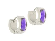 Par de caravanas de acero plateado con diseño de medio aro y circonia facetada color violeta.