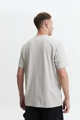 Remera de manga corta color ladrillo con estampado geométrico en el frente.