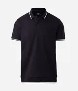 Remera polo blanca de viscosa texturizada con rayas, cuello y puños de mangas cortas en ribana con detalles contrastantes en negro.